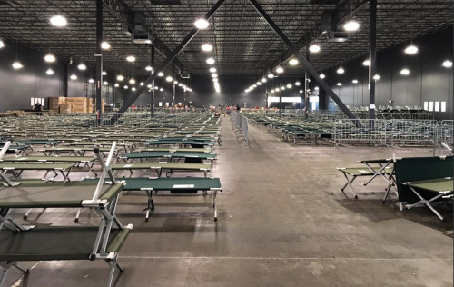 休斯敦社区学院Fannin路仓储临时避难所将收容超500灾民，有民众认为其过于拥挤。图为该庇护所床铺搭建情形。（美国《世界日报》）