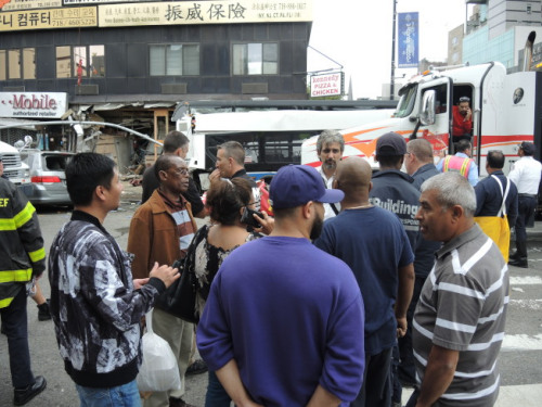 手机店华人店主高先生(左一)、法哈特(紫色衣服)等多位商铺店主，在现场与相关部门人员交谈。(美国《世界日报》/朱蕾 摄)