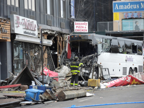 肇事巴士撞毁交口两家店铺。(美国《世界日报》/朱蕾 摄)