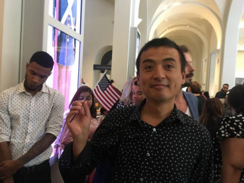 李先生18日成为美国公民,并打算去旅游,体验不一样的生活。(美国《世界日报》 陈小宁/摄) 李先生18日成为美国公民,并打算去旅游,体验不一样的生活。(美国《世界日报》 陈小宁/摄)