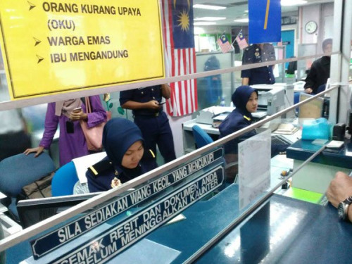 马女官员因帮助中国学生爆红 其母亲是华裔-中