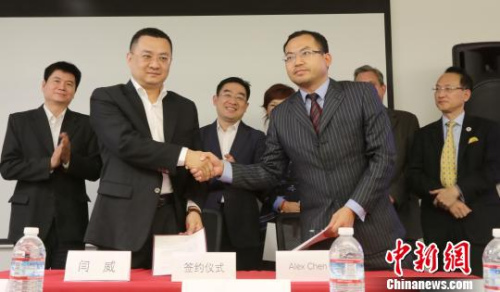 北京市朝阳区在美国硅谷举行人才工作海外联络站揭牌及签约仪式。前左:中国北京(望京)留学人员创业园董事长闫威,右:美亚创新商务集团执行总裁阿历克斯·陈 刘丹 摄 北京市朝阳区在美国硅谷举行人才工作海外联络站揭牌及签约仪式。前左:中国北京(望京)留学人员创业园董事长闫威,右:美亚创新商务集团执行总裁阿历克斯·陈 刘丹 摄