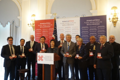 欧尼尔(左六)希望今后与包括华裔社区在内的全纽约所有少数族裔社区加强合作。（美国《世界日报》/李硕 摄）