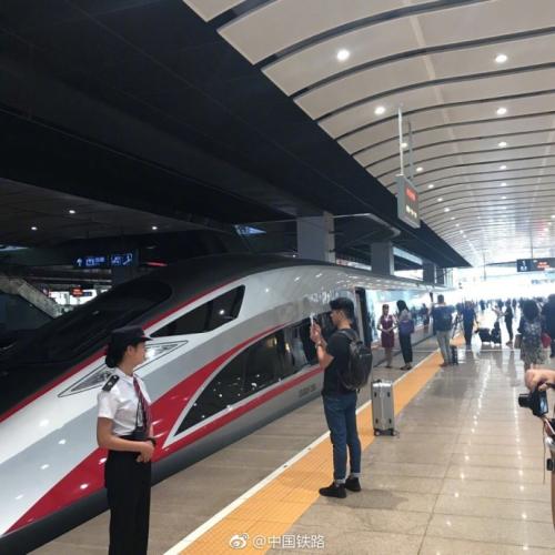 “复兴号”列车。图片来源:中国铁路总公司官方微博。 “复兴号”列车。图片来源:中国铁路总公司官方微博。