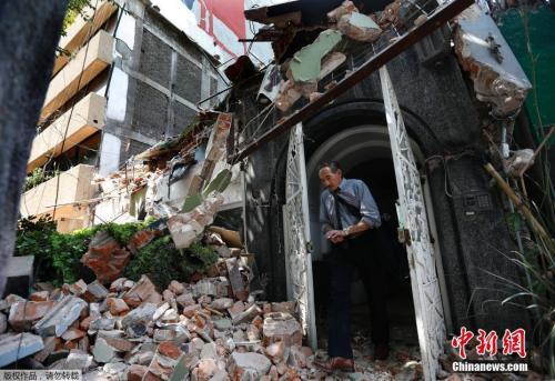 墨西哥城Condesa区,一名男士从楼房里出来,门外是满地的房屋瓦砾,建筑已成废墟。 墨西哥城Condesa区,一名男士从楼房里出来,门外是满地的房屋瓦砾,建筑已成废墟。