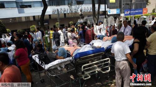 灾区医院的病人被迫转移到人行道上。