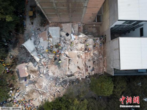 当地时间9月19日，墨西哥中部莫雷洛斯州发生7.1级地震，目前已导致数百人遇难。图为空中俯瞰因地震倒塌的建筑。