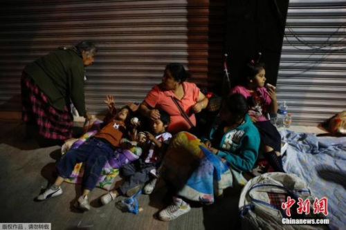 图为墨西哥发生强震后,当地民众在户外生活躲避灾害。 图为墨西哥发生强震后,当地民众在户外生活躲避灾害。