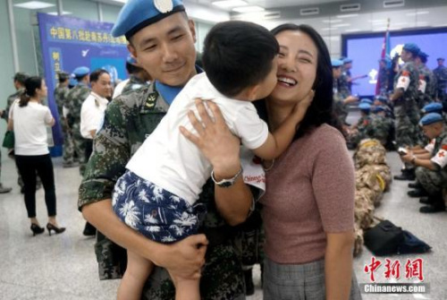 妻儿送别。 李志全 摄 妻儿送别。 李志全 摄