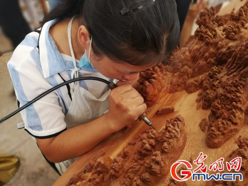 学生正在学习木雕技艺 光明网记者 刘洋摄