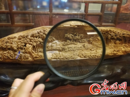 中国木雕艺术大师郑春辉的微雕作品 光明网记者 刘洋摄