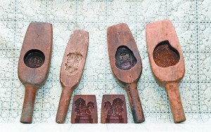 祖传下来的麒麟饼木模具已有一百多年历史。