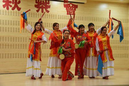 西班牙华人在中秋联谊会上表演腰鼓舞。图片来源：西班牙《欧华报》