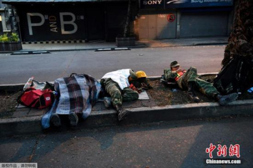 图为精疲力尽的救援士兵席地而睡。 图为精疲力尽的救援士兵席地而睡。