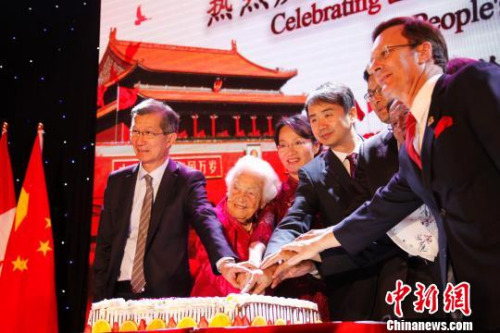 中国驻多伦多总领事何炜（左四）夫妇、96岁高龄的密西沙加市前市长麦考莲（Hazel McCallion，左二）及加拿大各级政府代表在庆祝中华人民共和国成立68周年招待会上共同切蛋糕。　余瑞冬　摄
