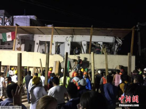 当地时间9月20日，墨西哥地震救援工作在墨西哥城Rébsamen学校展开。已经确认21名学生死亡，另有20人失踪。