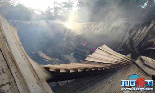 事发地浓烟滚滚。(潘郁供图) 事发地浓烟滚滚。(潘郁供图)