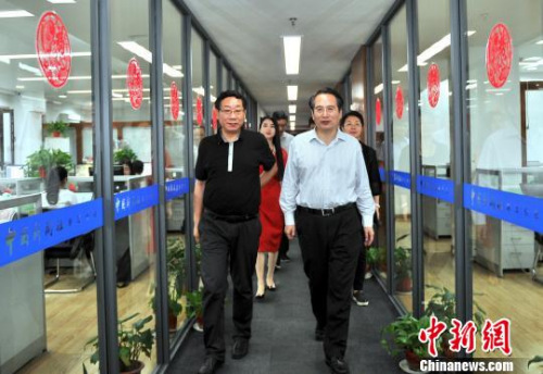 图为:谭天星调研<a target='_blank' href='http://www.chinanews.com/'>中新社</a>浙江分社。 李晨韵 摄 图为:谭天星调研<a target='_blank' href='http://www.chinanews.com/'>中新社</a>浙江分社。 李晨韵 摄