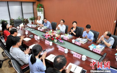 图为:谭天星调研<a target='_blank' href='http://www.chinanews.com/'>中新社</a>浙江分社。 李晨韵 摄 图为:谭天星调研<a target='_blank' href='http://www.chinanews.com/'>中新社</a>浙江分社。 李晨韵 摄