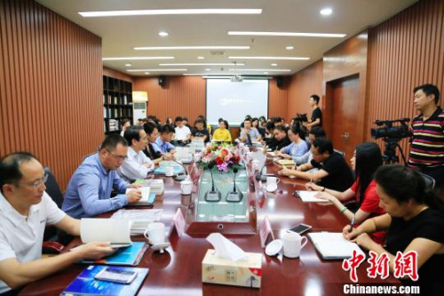 图为:谭天星调研<a target='_blank' href='http://www.chinanews.com/'>中新社</a>浙江分社。 王远 摄 图为:谭天星调研<a target='_blank' href='http://www.chinanews.com/'>中新社</a>浙江分社。 王远 摄