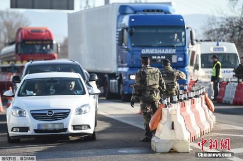资料图:当地时间2016年12月22日,法国Ottmarsheim,德国警察在德法边境检查过往车辆。德国对卡车恐袭疑犯发出全欧范围通缉令,悬赏10万欧元。 资料图:当地时间2016年12月22日,法国Ottmarsheim,德国警察在德法边境检查过往车辆。德国对卡车恐袭疑犯发出全欧范围通缉令,悬赏10万欧元。