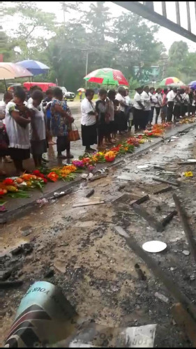 事故发生后，当地民众自发前来献花悼念逝者。(潘郁供图)