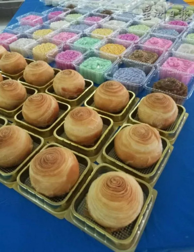 潮州月饼和燕菜月饼市场反应佳。(马来西亚《星洲日报》) 潮州月饼和燕菜月饼市场反应佳。(马来西亚《星洲日报》)