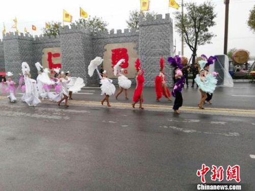 山西运城启动关公国际旅游节,推动文化走出去。图为海内外表演团队巡游。 李新锁 摄 山西运城启动关公国际旅游节,推动文化走出去。图为海内外表演团队巡游。 李新锁 摄