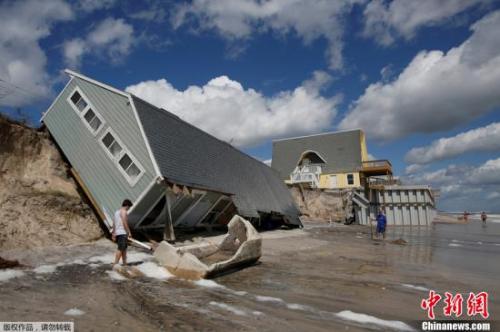 资料图：当地时间9月12日，美国佛罗里达州遭遇飓风，房屋被大风吹倒。