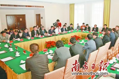 2010年1月29日，列席省政协十届三次会议海外侨胞分组讨论。资料图片