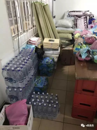 安巴当地华人联合会募捐物资。(商务部团委e新商务微信公众号图片) 安巴当地华人联合会募捐物资。(商务部团委e新商务微信公众号图片)