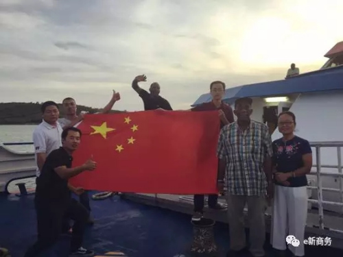救援船起航前与经商处负责人孙金焕、中土集团员工以及船长合影。(商务部团委e新商务微信公众号图片) 救援船起航前与经商处负责人孙金焕、中土集团员工以及船长合影。(商务部团委e新商务微信公众号图片)