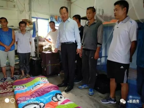 驻安巴大使王宪民刚下飞机立刻前往慰问撤离中企员工。(商务部团委e新商务微信公众号图片) 驻安巴大使王宪民刚下飞机立刻前往慰问撤离中企员工。(商务部团委e新商务微信公众号图片)