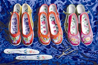 合村绣花鞋。黄强 摄 合村绣花鞋。黄强 摄