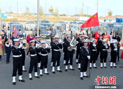 当地时间9月25日，中国海军第二十六批护航编队访问丹麦。图为丹方军乐队到码头奏乐欢迎编队到访。　林健　摄