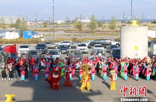 当地时间9月25日,中国海军第二十六批护航编队访问丹麦。图为当地华人华侨团体表演舞狮和腰鼓欢迎编队到访。 林健 摄 当地时间9月25日,中国海军第二十六批护航编队访问丹麦。图为当地华人华侨团体表演舞狮和腰鼓欢迎编队到访。 林健 摄
