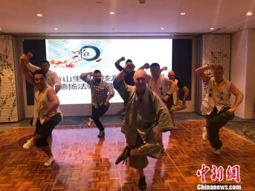 “洋弟子”表演中国功夫。 一诺 摄 “洋弟子”表演中国功夫。 一诺 摄