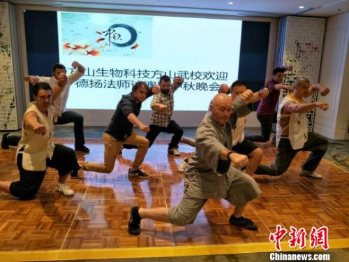 “洋弟子”表演中国功夫。 一诺 摄 “洋弟子”表演中国功夫。 一诺 摄