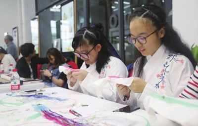 上海市长青学校学生在展示刺绣技艺。 陆嘉辉 摄