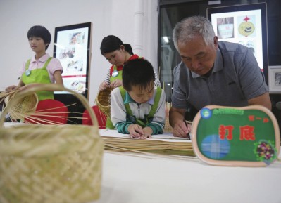 上海市崇明明珠小学学生在展示竹编技艺。陆嘉辉 摄