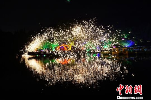 “火龙钢花”是中国首批非物质文化遗产的杰出代表。 孙权 摄 “火龙钢花”是中国首批非物质文化遗产的杰出代表。 孙权 摄