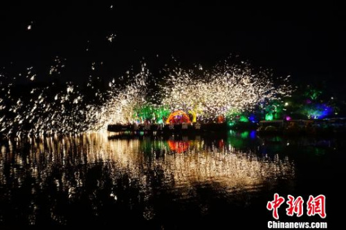 “火龙钢花”是集造型、表演、激越火爆于一身的民间传统艺术。 孙权 摄 “火龙钢花”是集造型、表演、激越火爆于一身的民间传统艺术。 孙权 摄