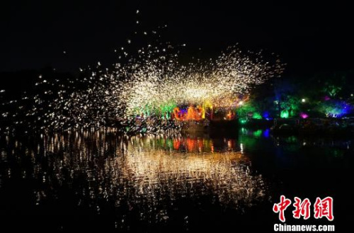 图为“火龙钢花”表演现场。 孙权 摄 图为“火龙钢花”表演现场。 孙权 摄