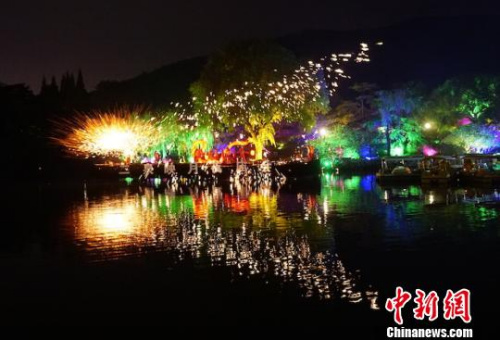 远远看去,钢花洒向天空映衬湖水,如同一只展翅的蝴蝶一般,美丽不可方物。 孙权 摄 远远看去,钢花洒向天空映衬湖水,如同一只展翅的蝴蝶一般,美丽不可方物。 孙权 摄