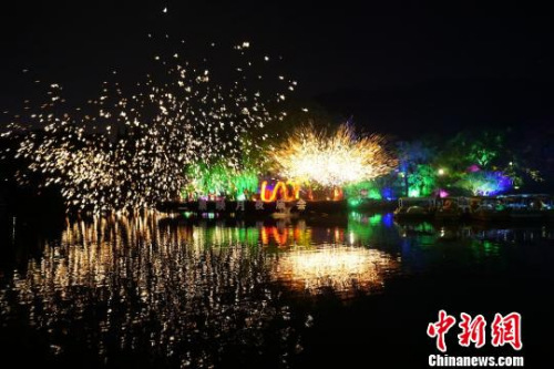 “火”是“火龙钢花”的主要特色,配合着湖水的映衬,美不胜收。 孙权 摄 “火”是“火龙钢花”的主要特色,配合着湖水的映衬,美不胜收。 孙权 摄