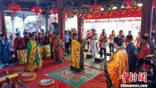 图为信众拜谒活动现场。 郭斌 摄 图为信众拜谒活动现场。 郭斌 摄