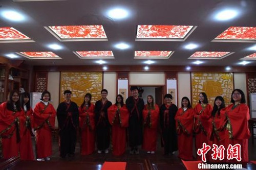 图为外国留学生在河北感受中秋节气息。 李洋 摄 图为外国留学生在河北感受中秋节气息。 李洋 摄