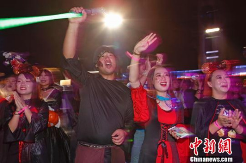  游客们装扮成自己喜爱的角色在上海迪士尼乐园内狂欢。　殷立勤 摄