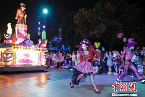 上海迪士尼乐园夜间巡游。 殷立勤 摄 上海迪士尼乐园夜间巡游。 殷立勤 摄