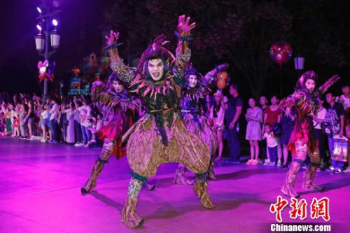 上海迪士尼乐园特别呈现夜间巡游。 殷立勤 摄 上海迪士尼乐园特别呈现夜间巡游。 殷立勤 摄